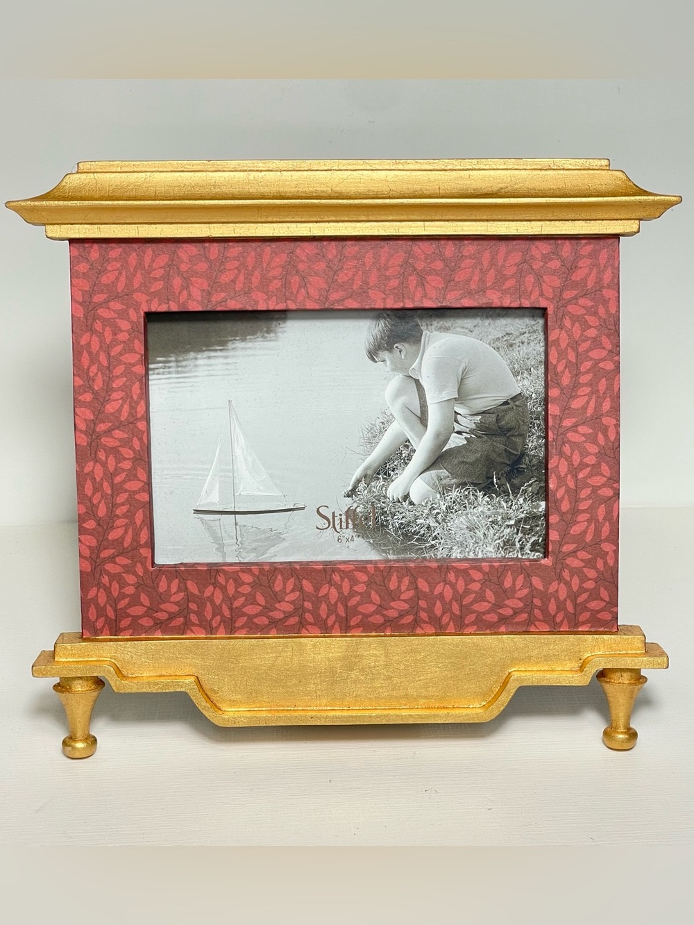 Stiffel Ornament Picture Frame 6”x4”Red Leaf Pattern Gold Trim